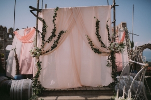 Композиция свадебной арки в винном шато включает в себя 6-метровую конструкцию, винные бочки, более 60 метров шифона и небольшое количество цветов