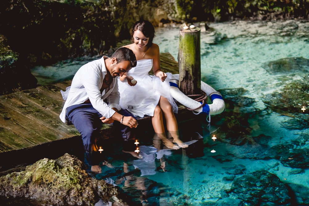 Свадебная церемония в тропическом лесу рядом с голубом озером
