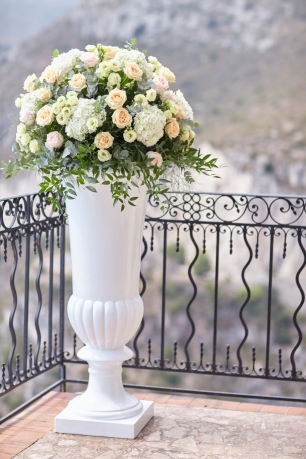Альтернатива свадебной арке — напольная высокая ваза, украшенная цветочным букетом