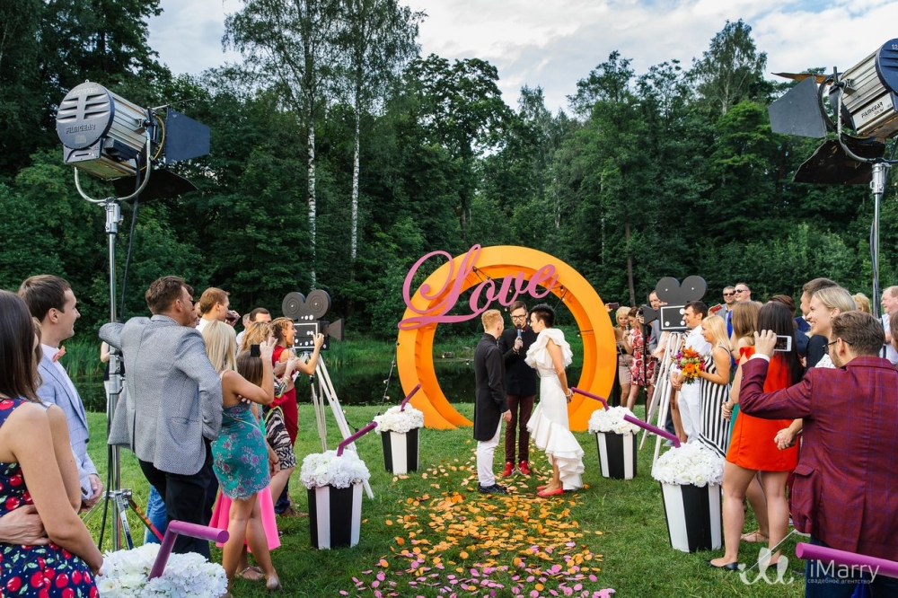 Свадьба-шутка, свадьба-сюрприз, свадьба-мюзикл! Яркая и во всем необычная история для двух танцоров - Миши и Юли- стала самым обсуждаемым мероприятием лета 2016.