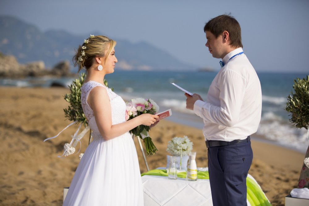 Свадебная церемония на пляже. Обмен клятвами