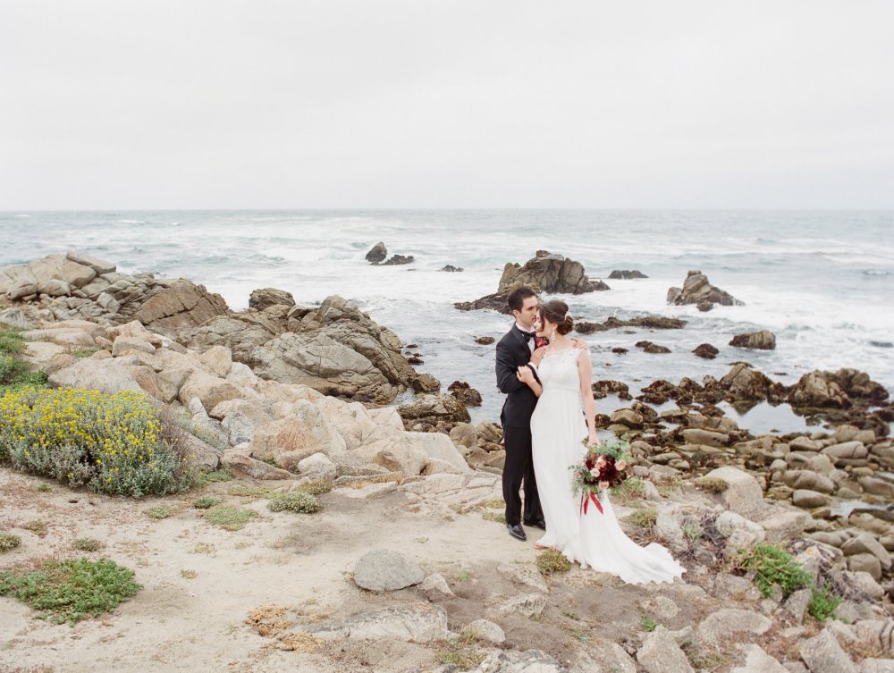 Свадебная фотосессия на туманном берегу Тихого океана около Сан-Франциско, Америка.