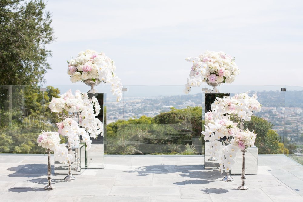 Свадебная церемония украшенная зеркальными подставками и цветочными композициями