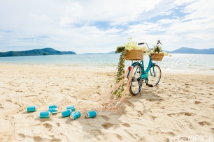 Фотозона с велосипедом на пляже
