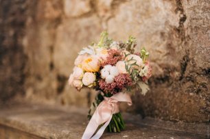 Букет невесты с использованием пионовидной розы и хлопка