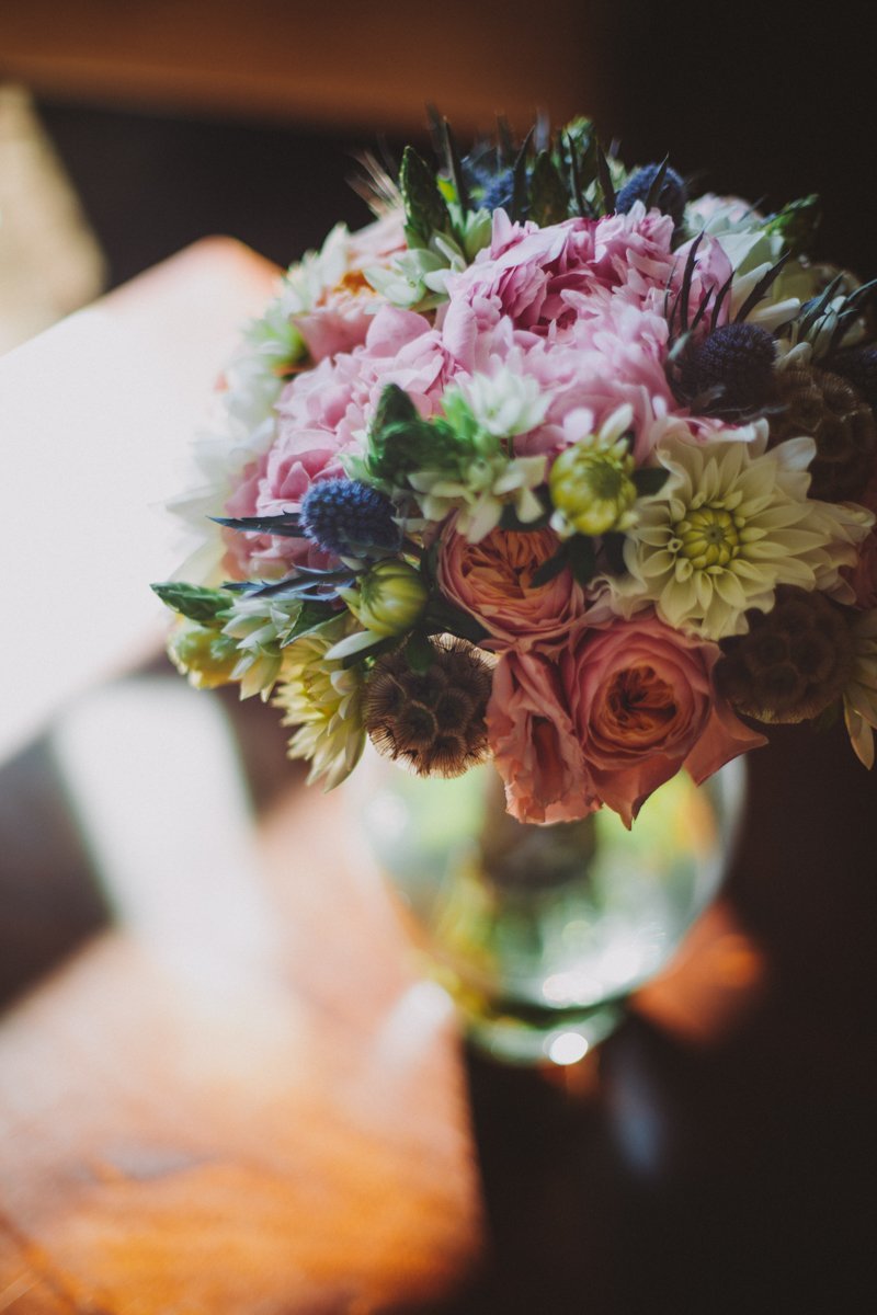 Букет невесты из пионов, розы Остин и полевых цветов