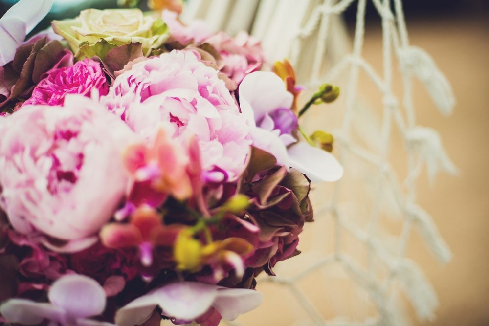 Свадьба Даши и Паши в Испании. Букет невесты из пионов, орхидеи, гортензии и розы Остина.