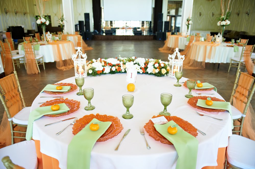 Сервировка стола на "Оранжевой свадьбе"