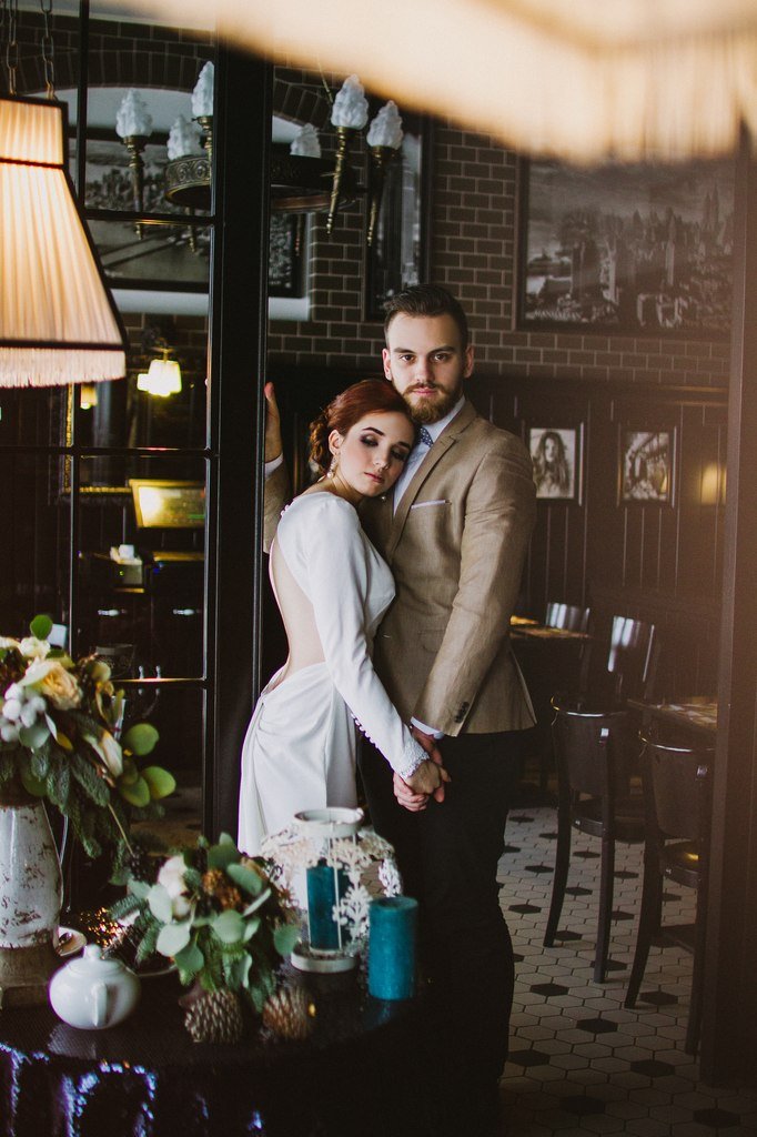 Фотосессия жениха и невесты в стильном атмосферном кафе