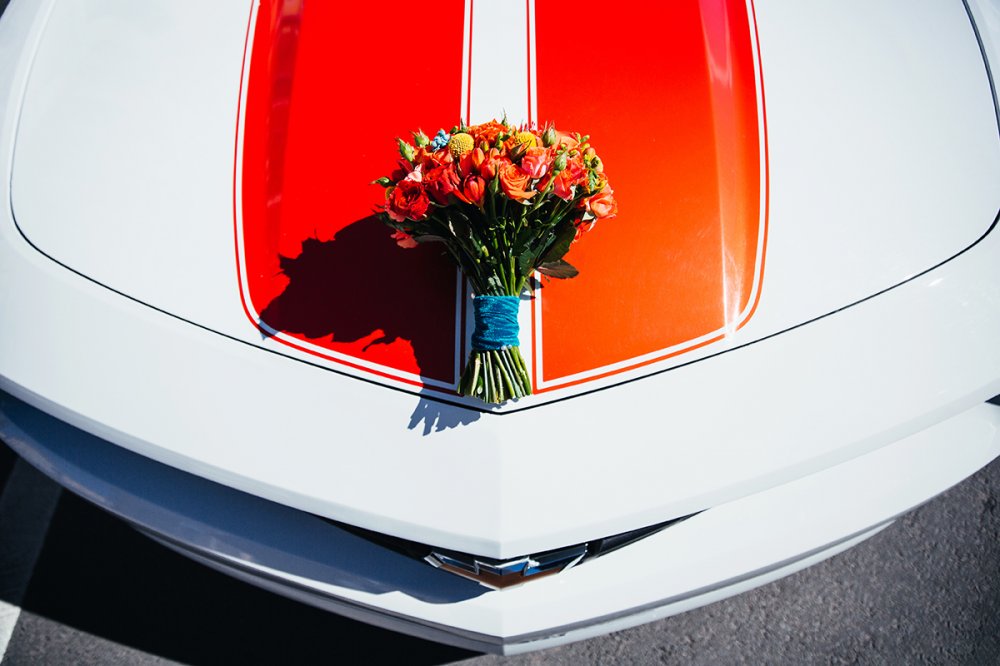 Коралловый свадебный букет на капоте машины