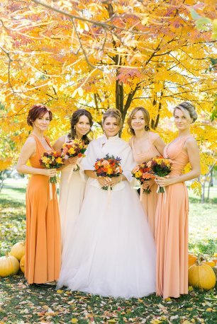 Подружки невесты в платьях-трансформерах оранжевого оттенка