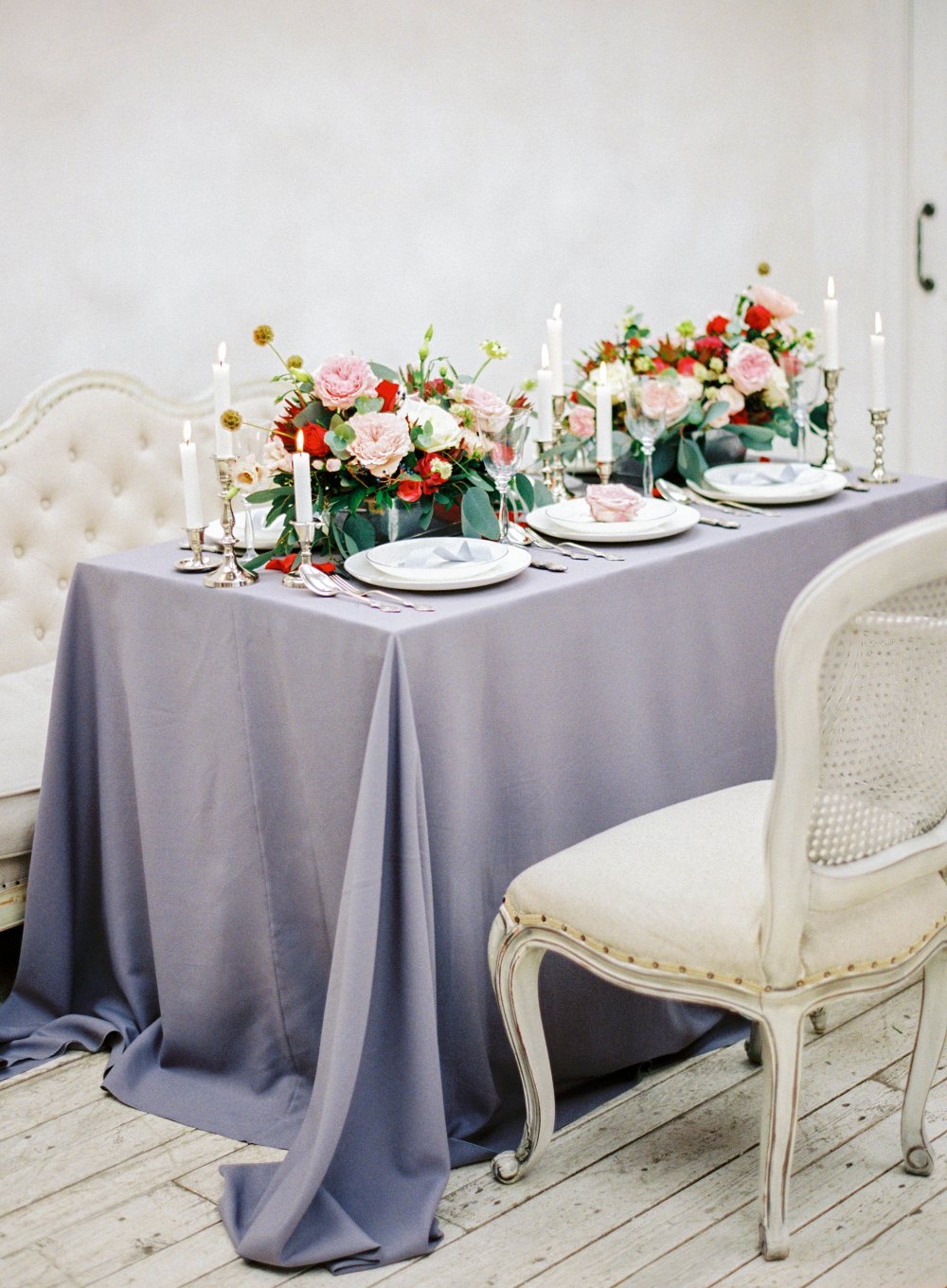 Сервировка стола, элегантный серый и розовый
