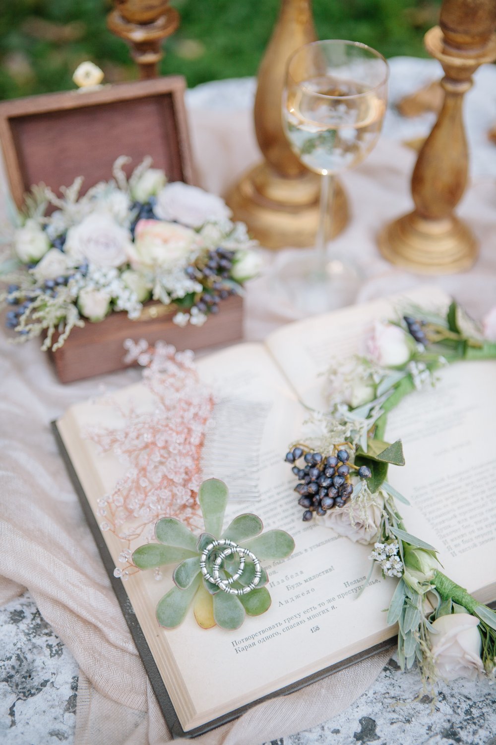 Венок и книга в декоре свадебной фотосессии