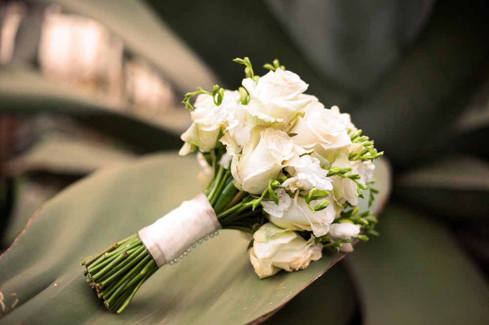 Классический свадебный букет из роз и фрезий