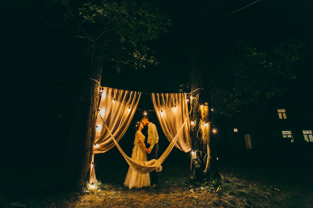 Используйте на свадьбе больше приемов с использованием света, ламп теплого свечения, ретро-гирлянд!