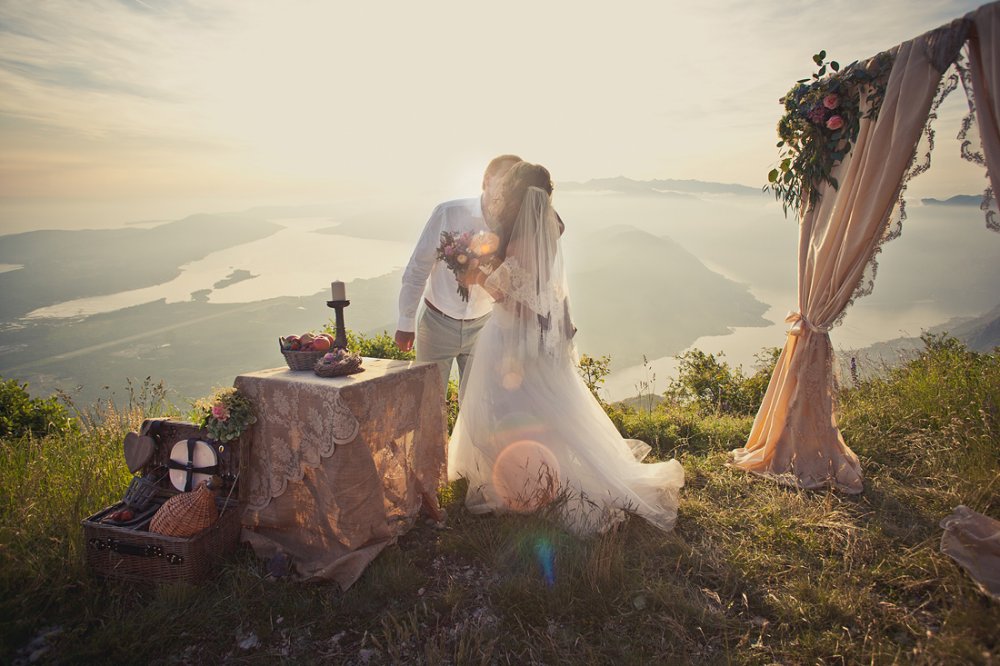 Свадьба на вершине горы. Вид на залив. Церемония на закате.
