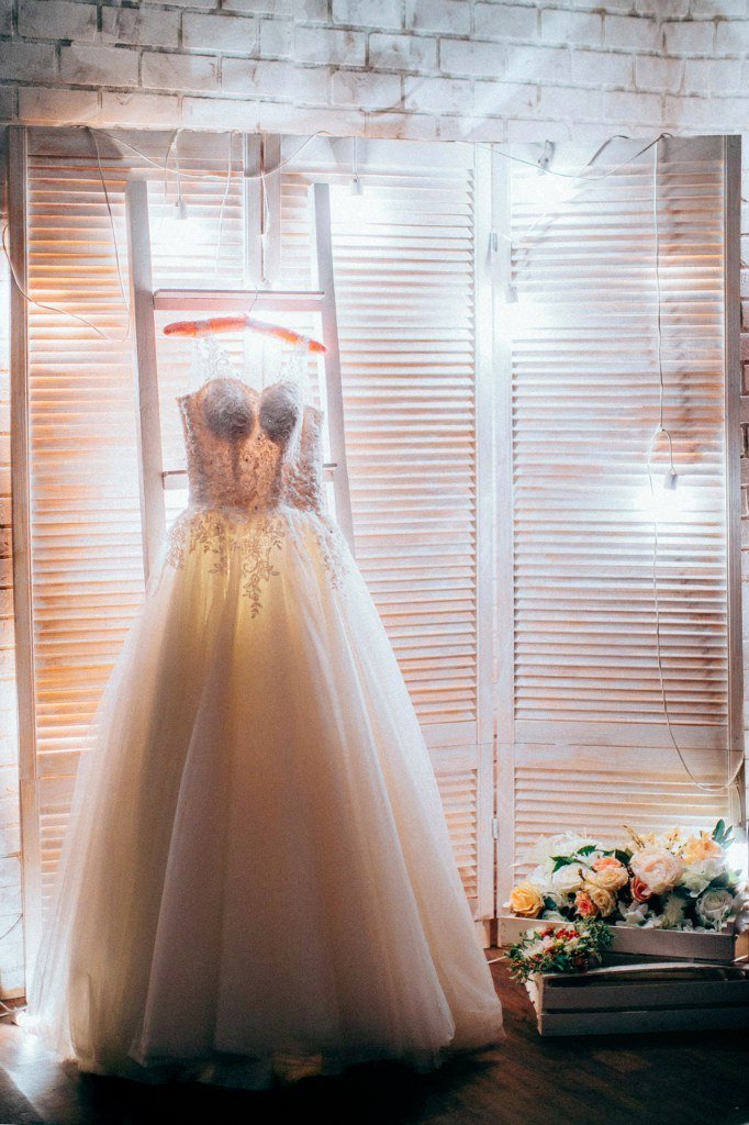 Платье невесты и сказочная фотозона с подсветкой