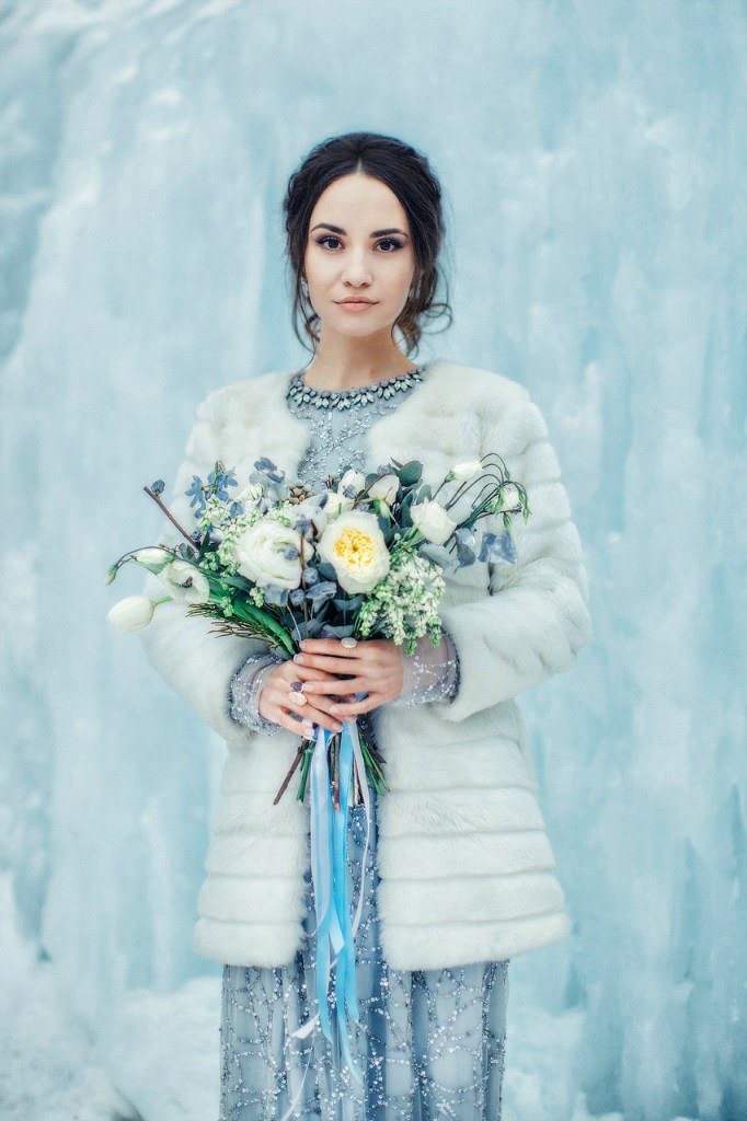 Прекрасная невеста Надя на фоне голубого льда