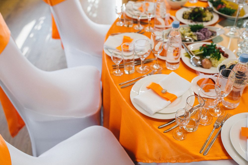 Декор стола гостей в оранжевое гамме