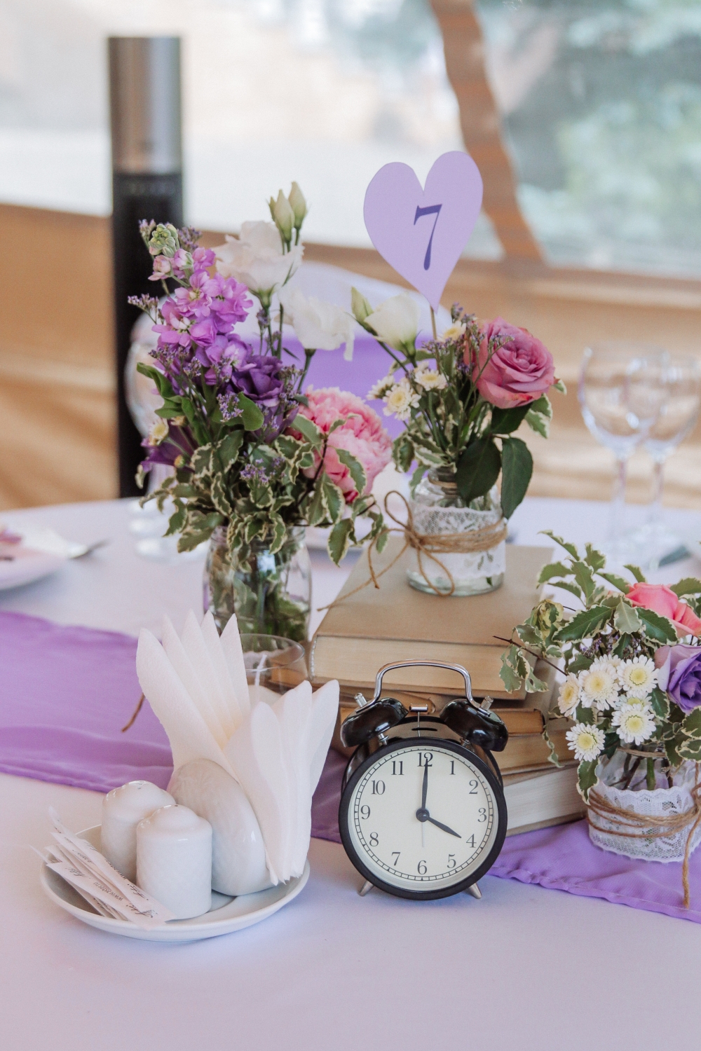 Оформление стола гостей в стиле Прованс. Летние цветы, кружева и холщевая ткань. Тема, которая никогда не выйдет из моды.