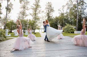 Свадебный танец в сопровождении балерин
