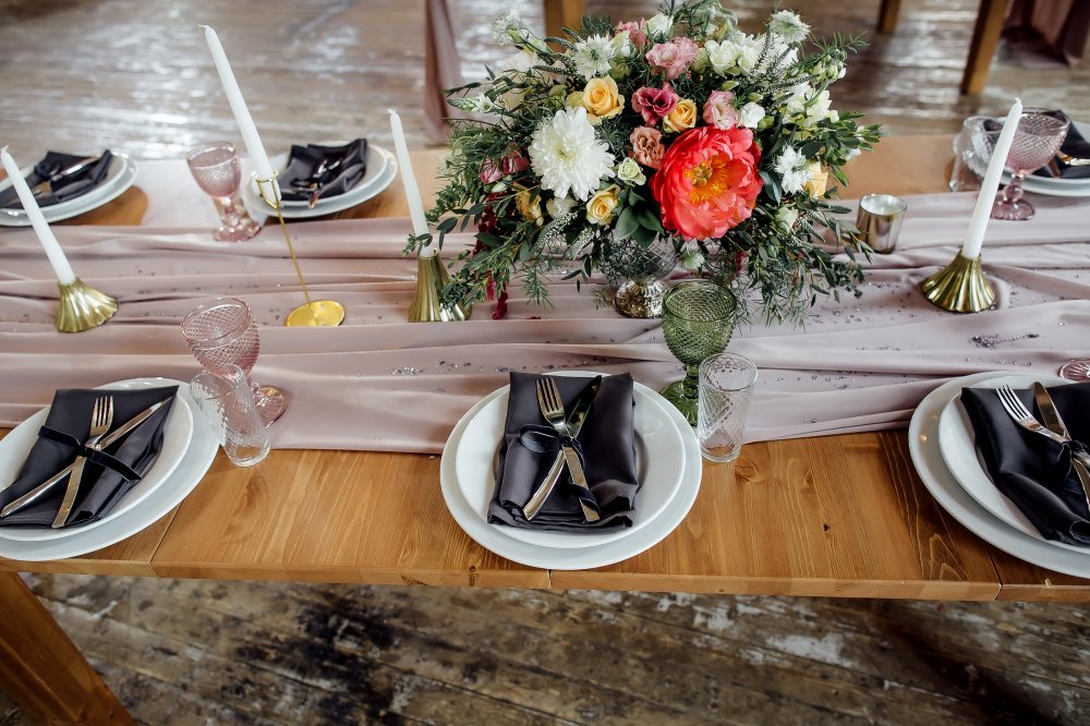 Розовый кварц и серый графит, длинные столы объединяющие всех гостей