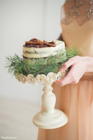 Зимний торт, украшенный еловыми веточками