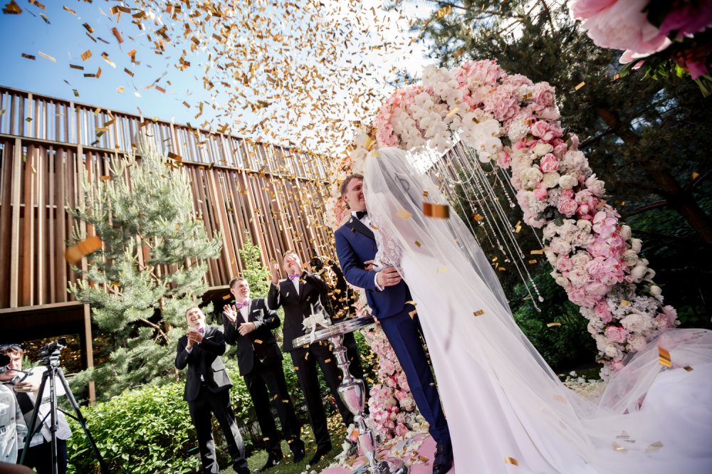 Цветочная арка на свадьбе