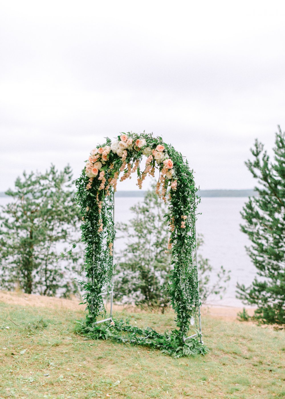 Свадебная арка из живых цветов