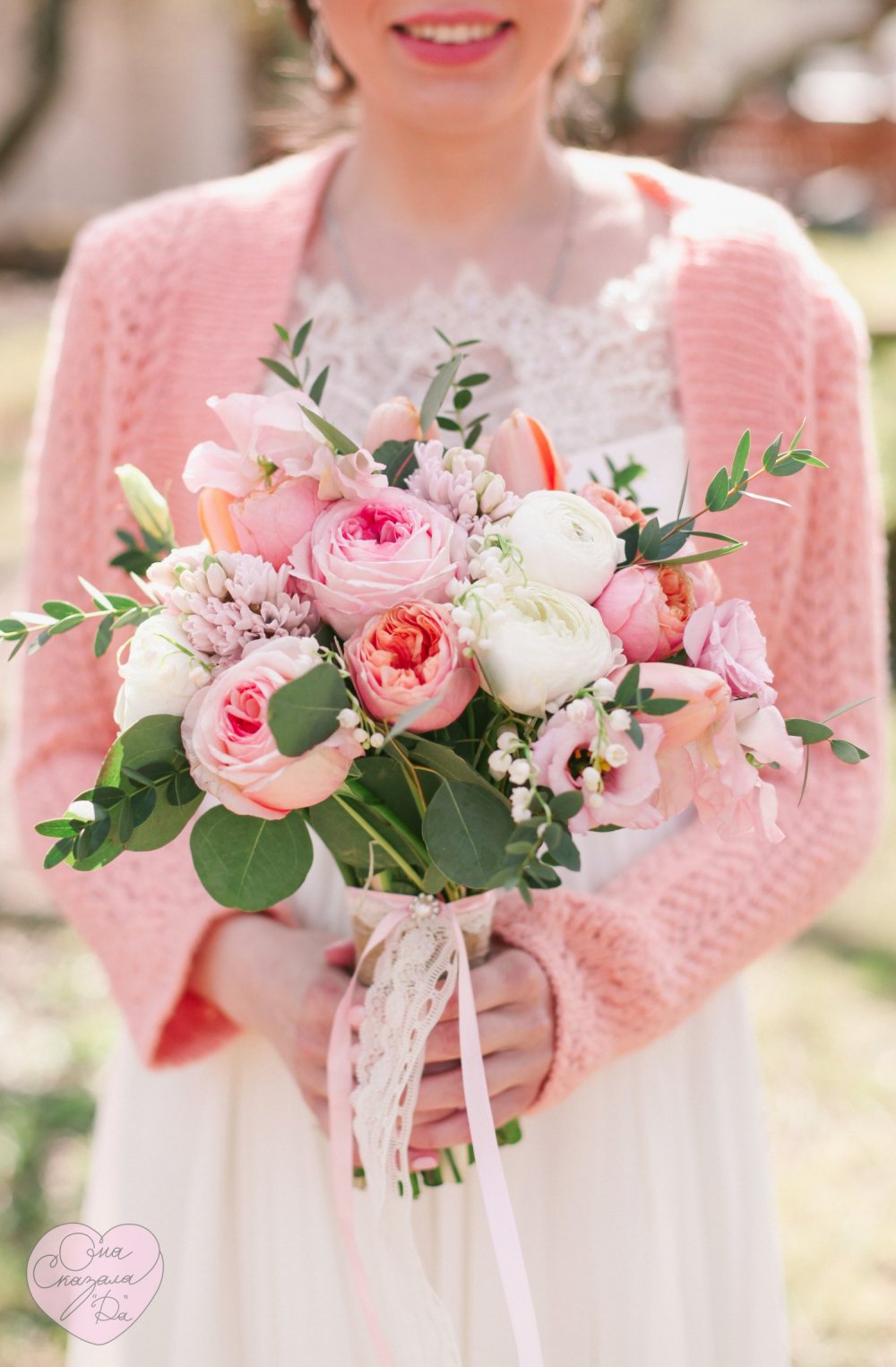 Букет невесты из обычных и пионовидных роз