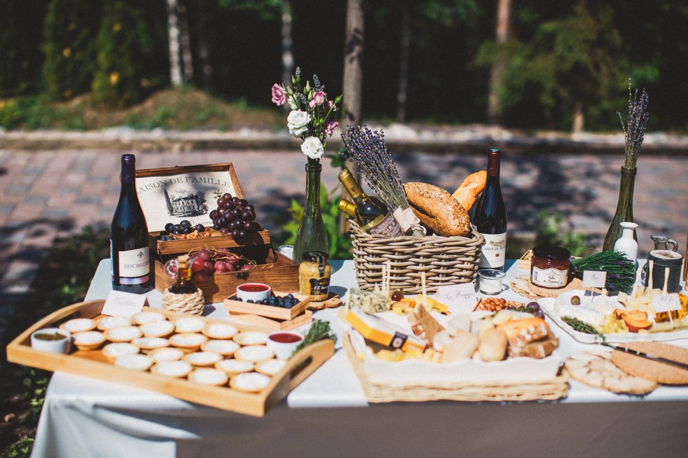Сырно-винный стол для свадьбы в стиле Прованс