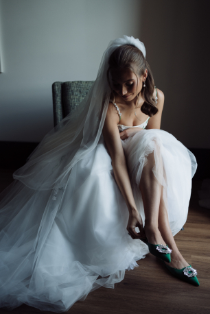 Каждая невеста сама выбирает,
 какие яркие оттенки внести в свой образ в свадебный день. Почему бы не добавить цвета туфлям...?