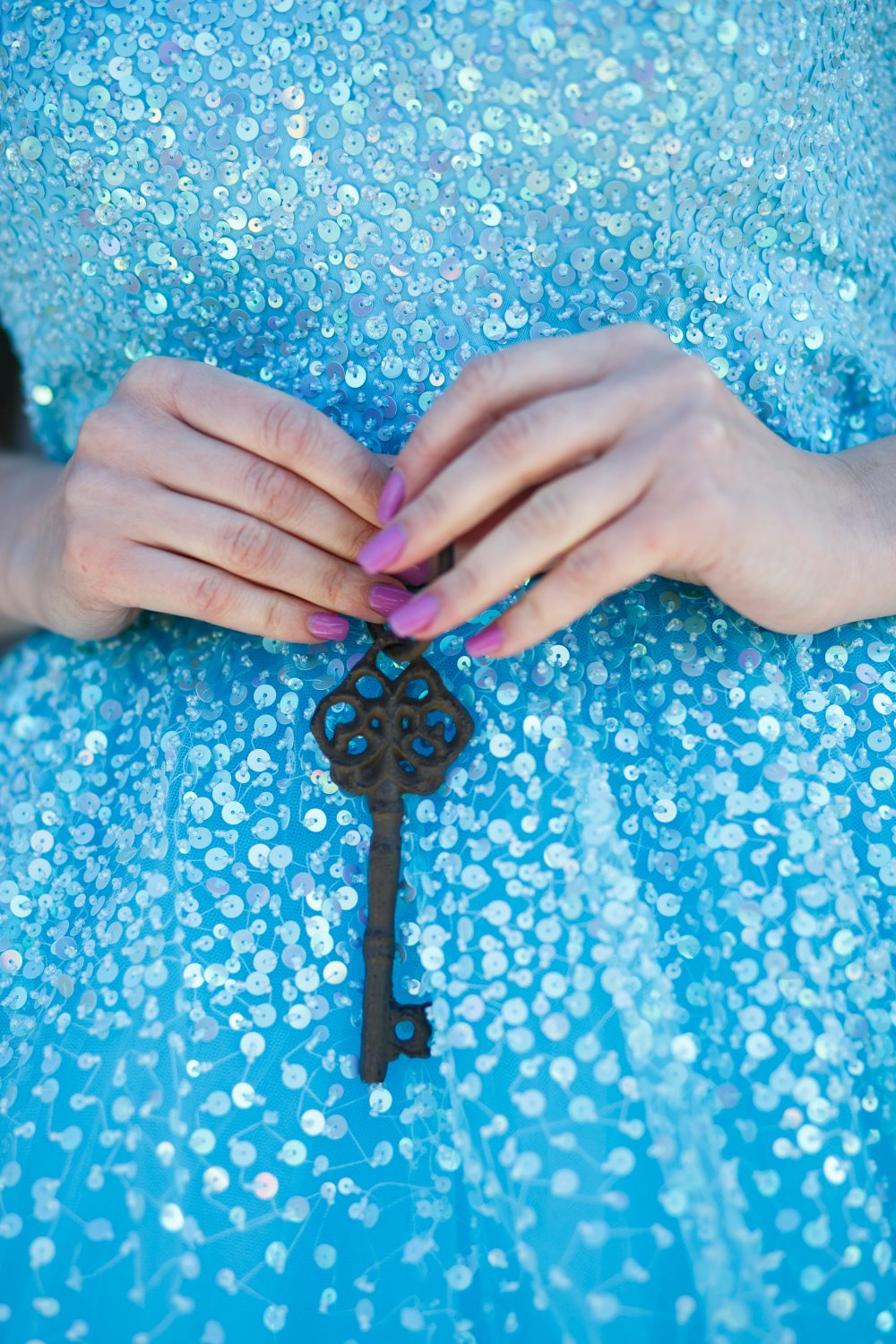 Винтажный ключик в руках подружки невесты