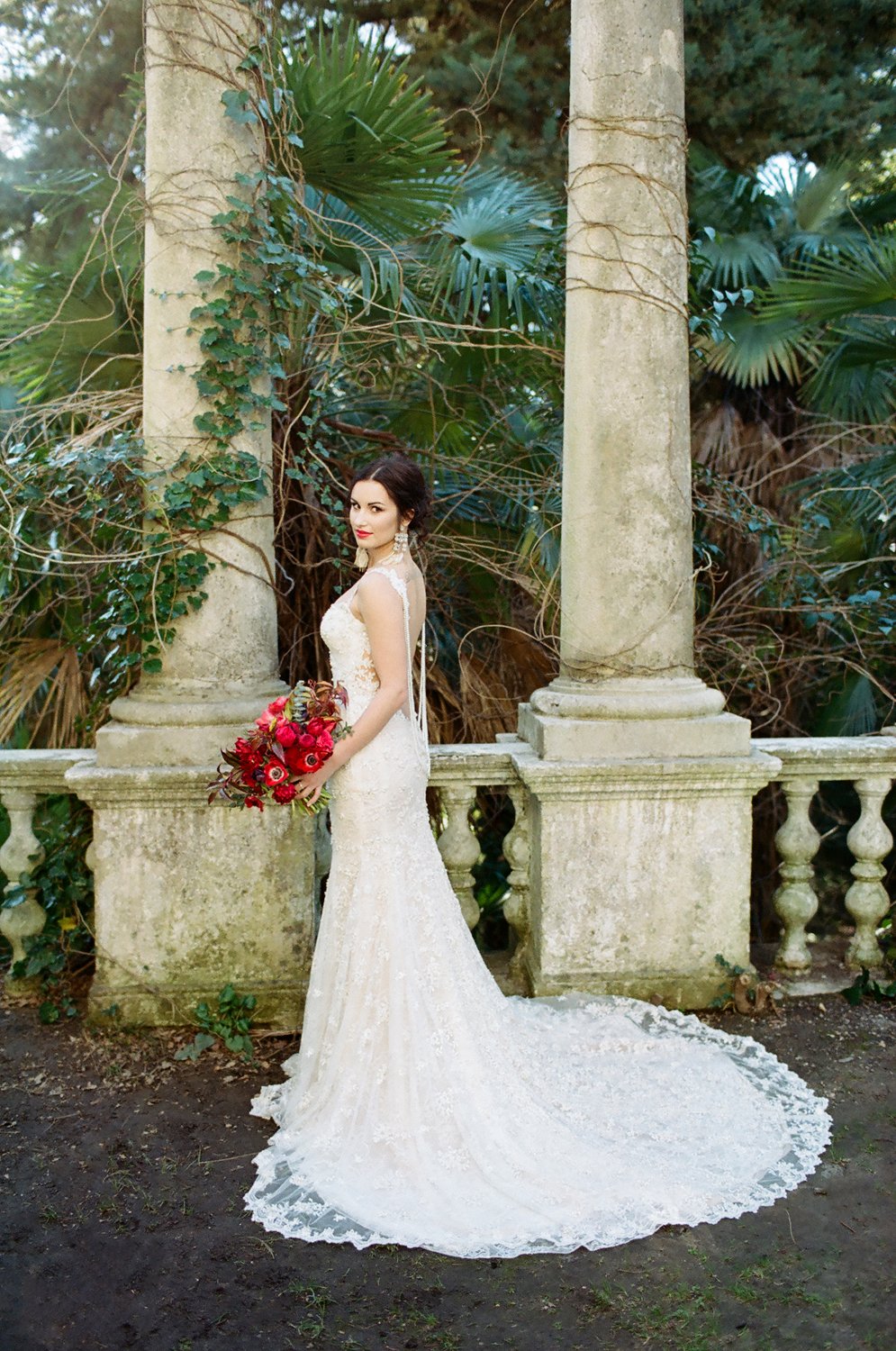 Прекрасная невеста Алина в роскошном свадебном платье с открытой спиной