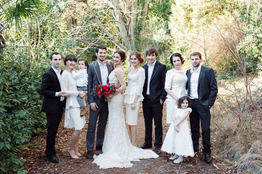 Свадебное фото с гостями