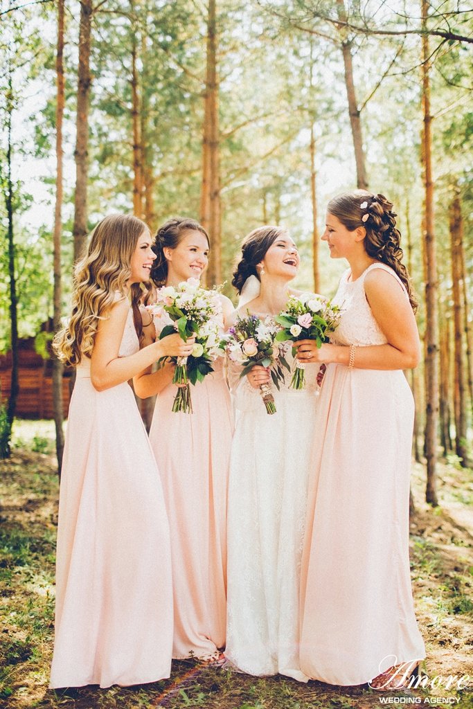 Подружки невесты в нежно-розовых платьях
