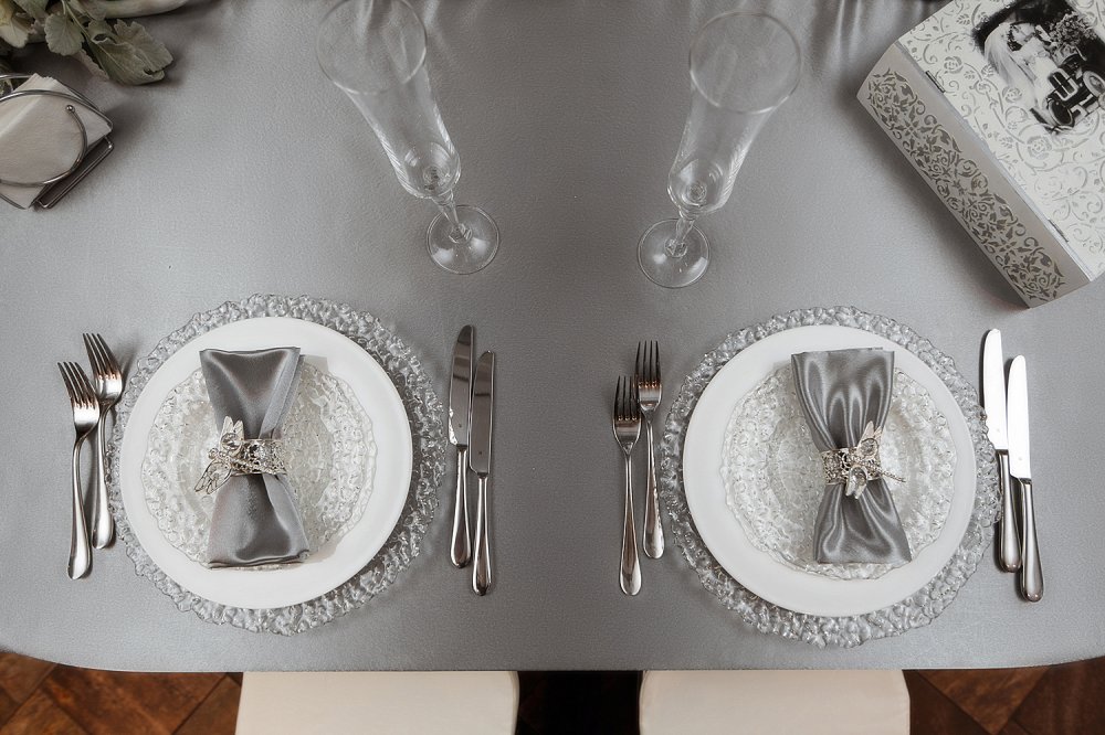 Индивидуальная сервировка стола для зимней свадьбы