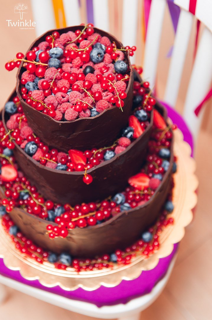 Свадебный торт с лесными ягодами