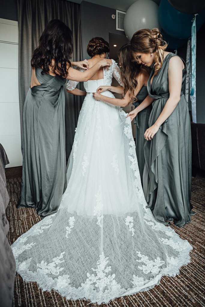 Подруги невесты в серых атласных платьях