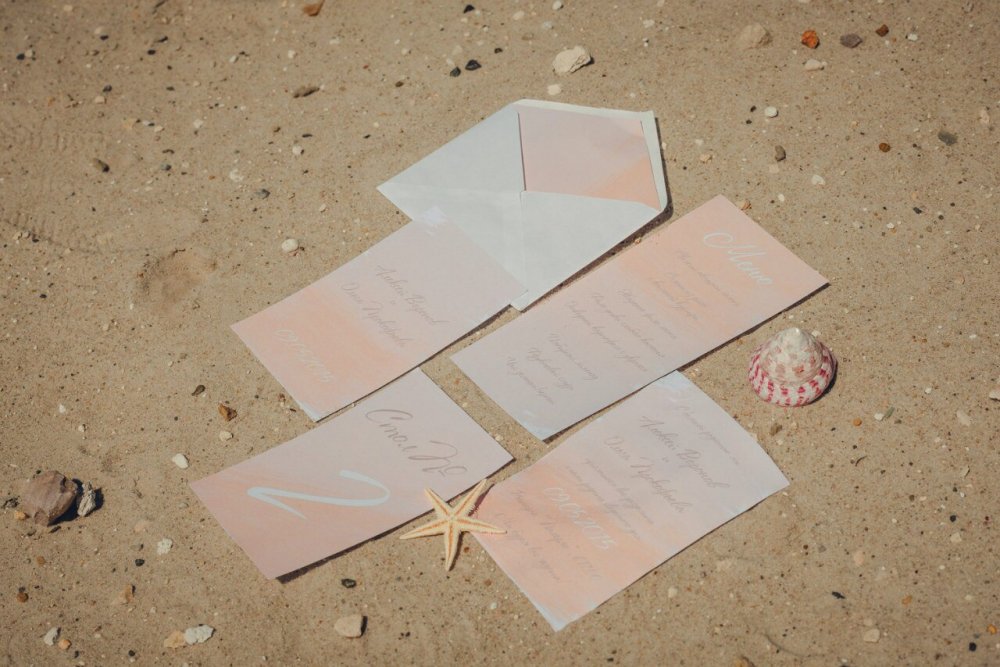 Свадебная полиграфия в морском стиле в нежно-персиковых тонах