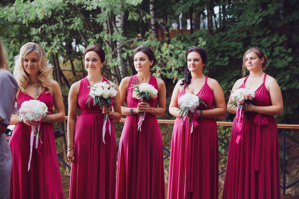 Подружки невесты в бордовых платьях-трансформерах