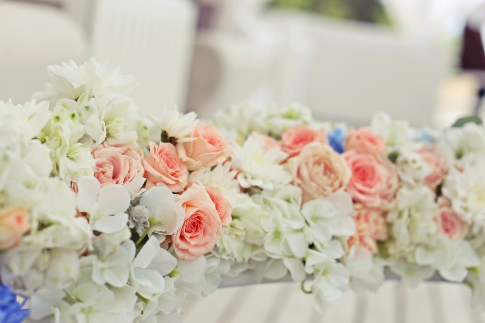 Композиция из цветов на стол жениха и невесты