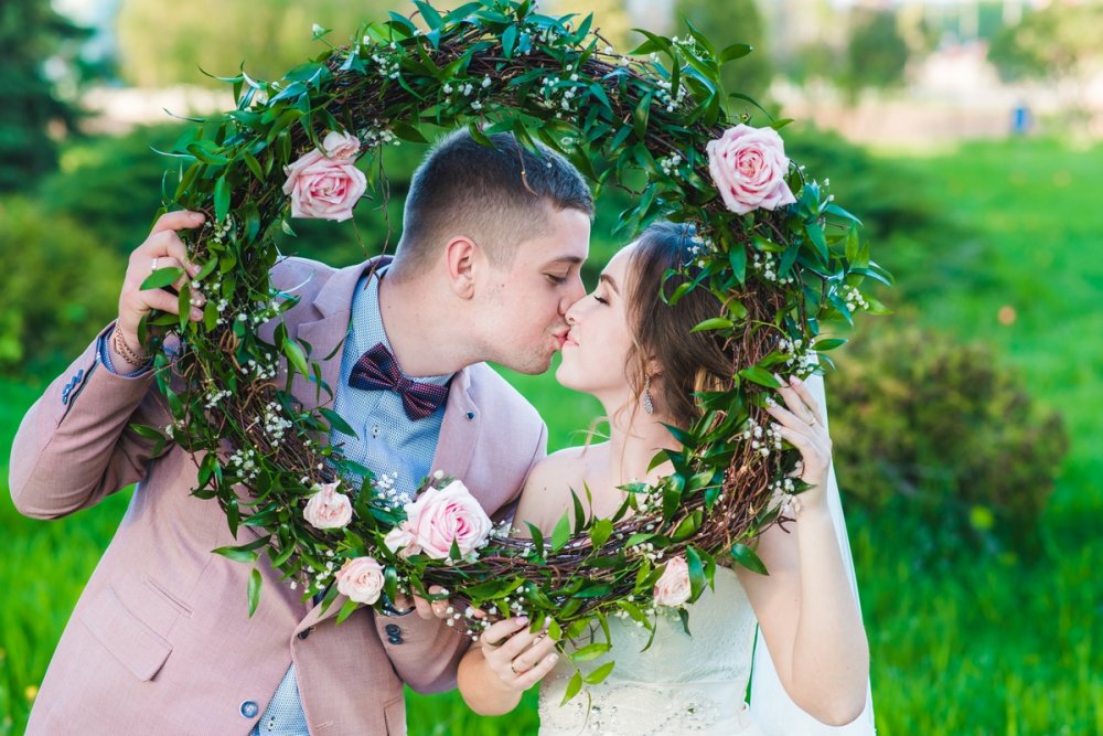 Сочный зеленый аксессуар для свадьбы Игоря и Кристины. Поцелуй пары. Венец вечной любви, счастья и семейного благополучия