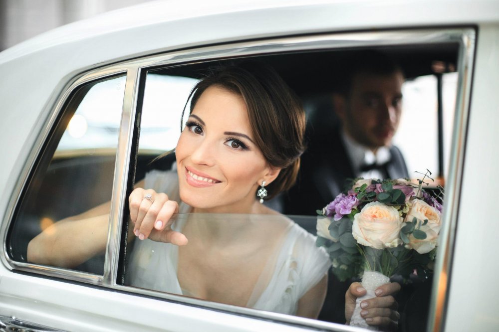 Фото невесты в автомобиле
