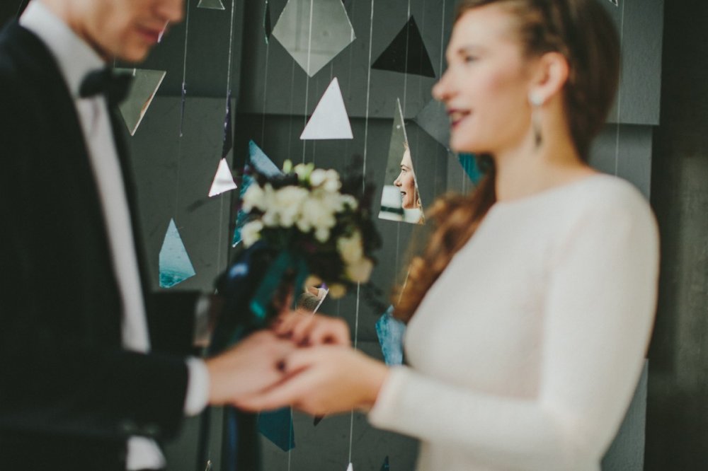 Зеркальная гирлянда в декоре свадебной фотосессии