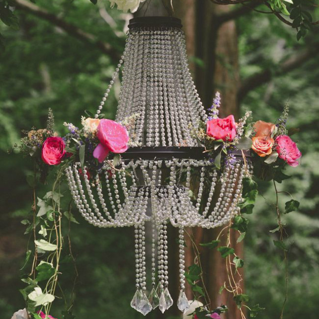 Вдохновение: свадебные люстры с цветами