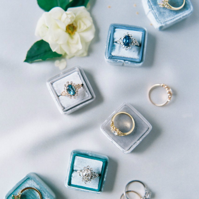 Тренд: помолвочные кольца с голубыми камнями