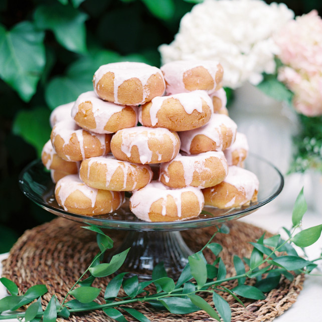 Пончики на свадьбе: 5 сладких идей для декора