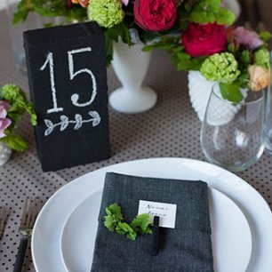 Как сделать номер стола на кирпиче для рустикальной свадьбы