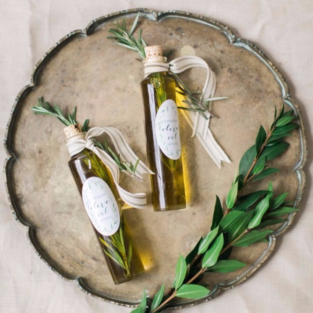 Осенние подарки-комплименты для гостей: оливковое масло в бутылочках